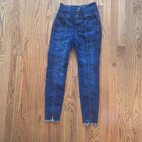 Fashion Nova Bum flattering Jeans - Picture 1 of 3